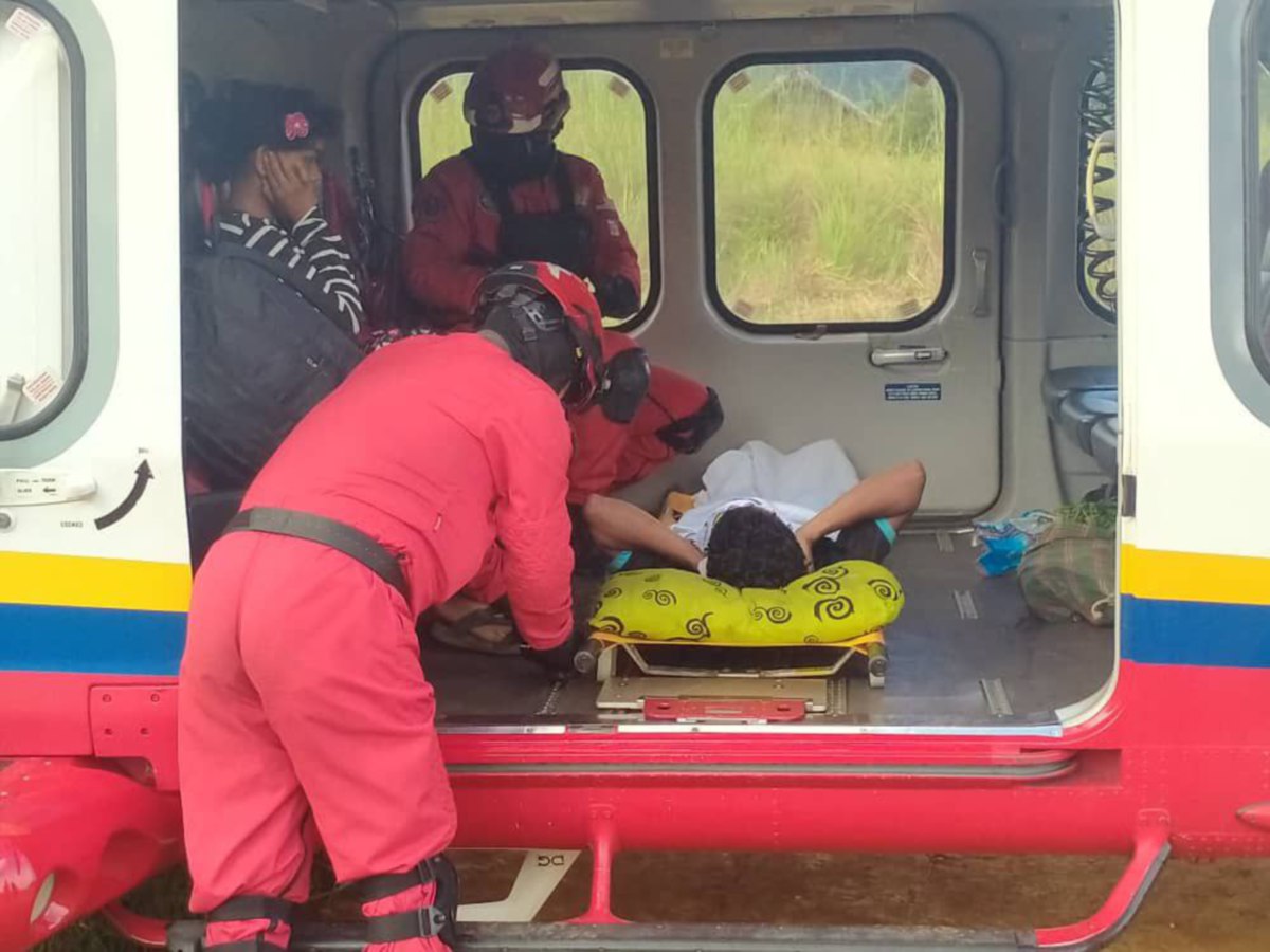 Unit Udara JBPM membantu membawa pesakit ke pesawat untuk dibawa ke Hospital Gua Musang, semalam. FOTO Ihsan JBPM