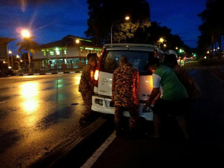 Abang bomba angkat kereta tolong OKU  Harian Metro