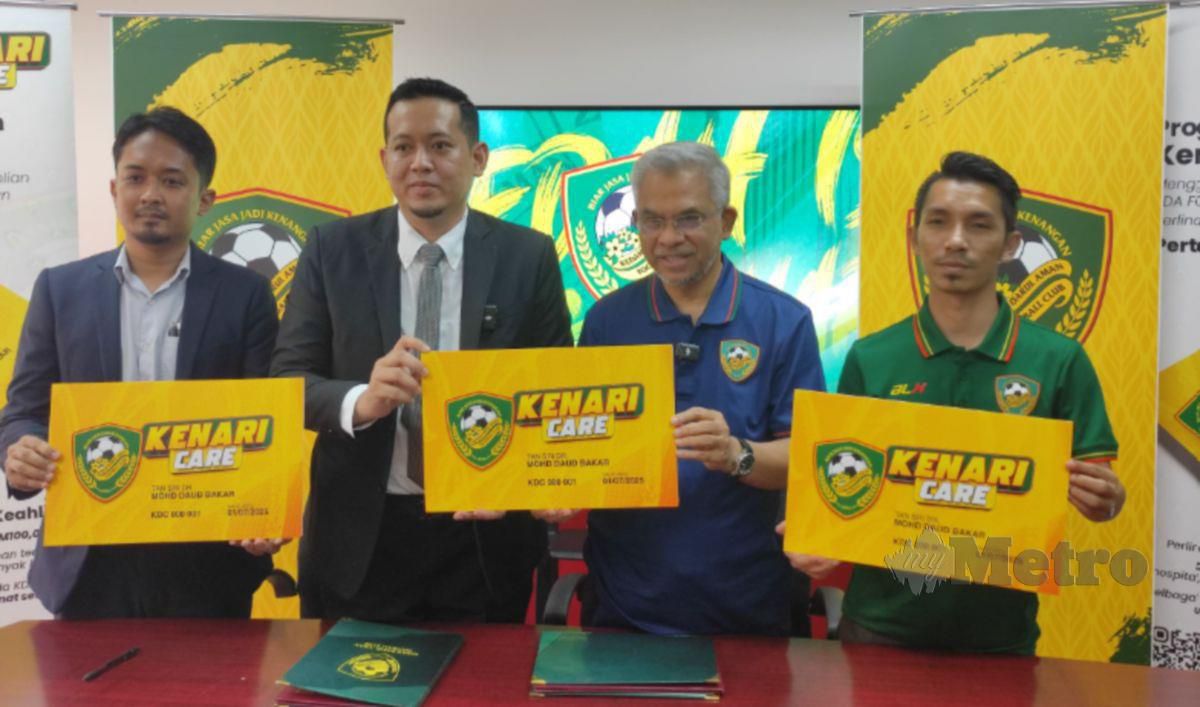 MOHD Daud  (dua dari kanan) bersama Ketua Pegawai Eksekutif ECG Capital Aswad Mahadzir (dua dari kiri) ketika majlis pelancaran Kad Keahlian Kenari Care di Pejabat KFA FC. FOTO Izzali Ismail  