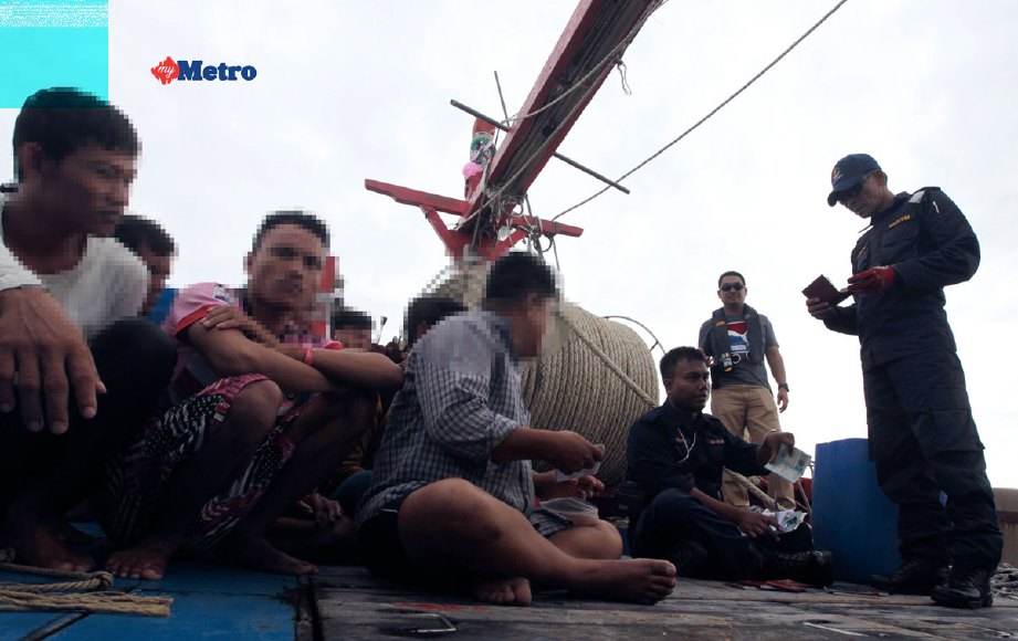Anggota APMM memeriksa dokumen perjalanan nelayan asing ketika pemeriksaan Op Kenka dari 21 - 30 Disember di perairan Batu Kurau, Perak. FOTO MOHAMAD SHAHRIL BADRI SAALI