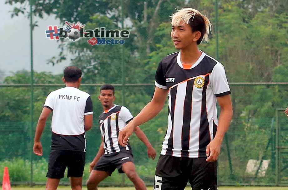PEMAIN import PKNP FC, Keo Sokpheng (kanan) menjalani latihan bagi menghadapi saingan Liga Super 2018 di Stadium Mini 1 Malaysia Chemor, Ipoh. Foto fail