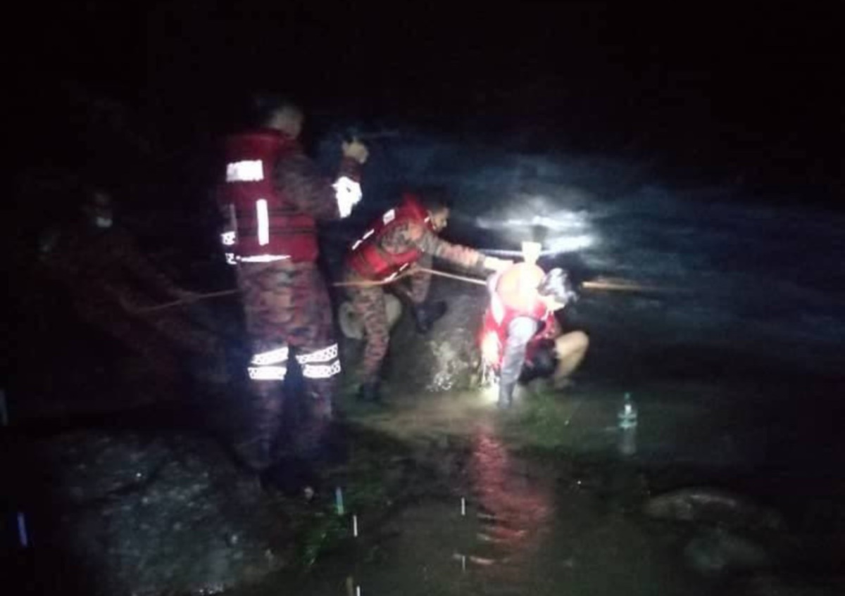 Bomba menyelamatkan tiga lelaki yang terperangkap akibat kepala air di Jalan Ampang Pechah di Sungai Pertak hari ini.