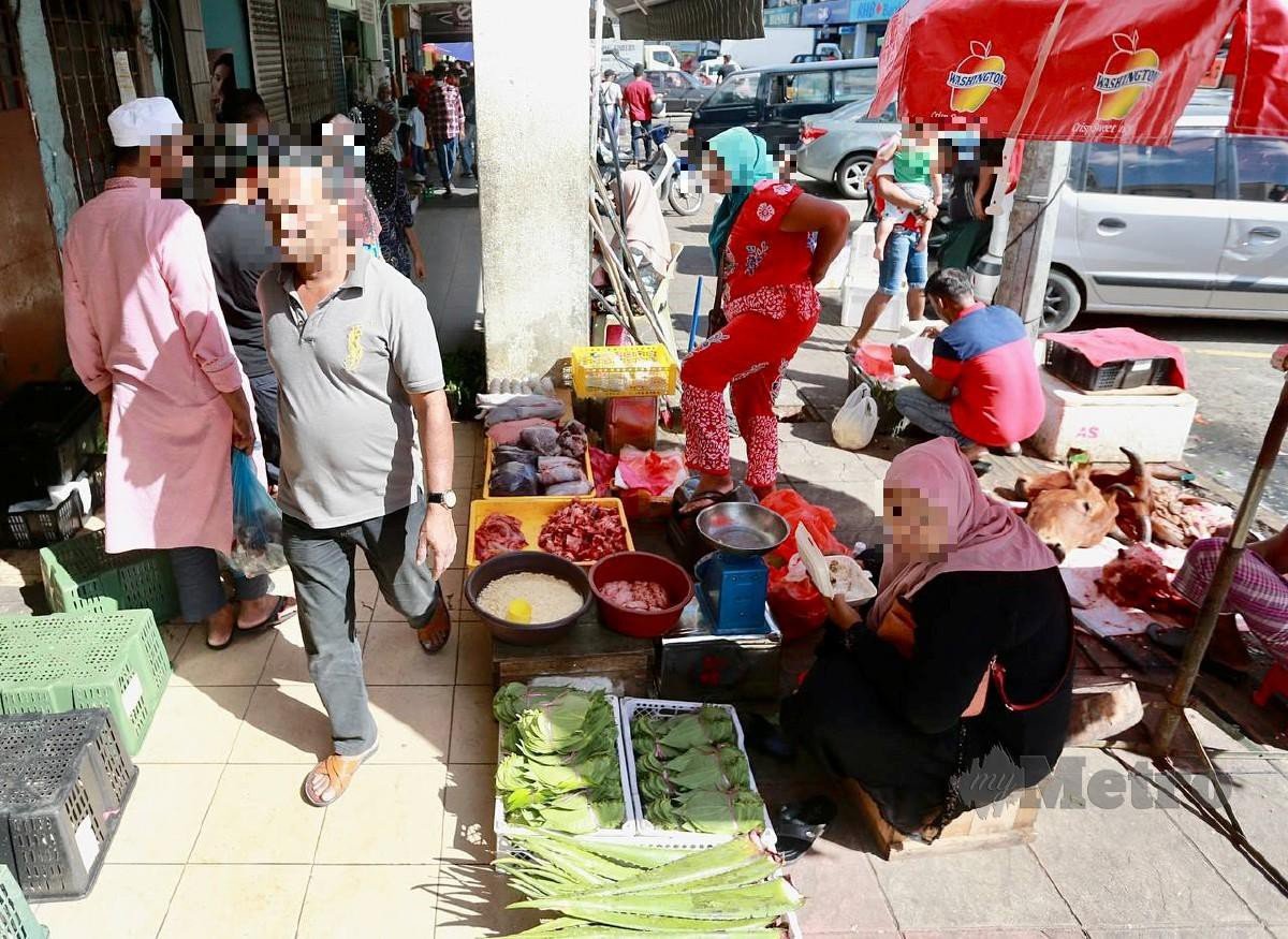 PENIAGA warga asing kembali berniaga di Pasar Borong Selayang. FOTO Fathil Asri