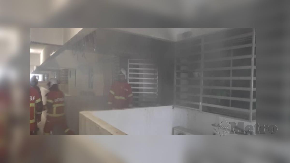 ANGGOTA bomba memadamkan kebakaran di sebuah unit kediaman di Kondominium The Rice Collection II. FOTO ihsan bomba 