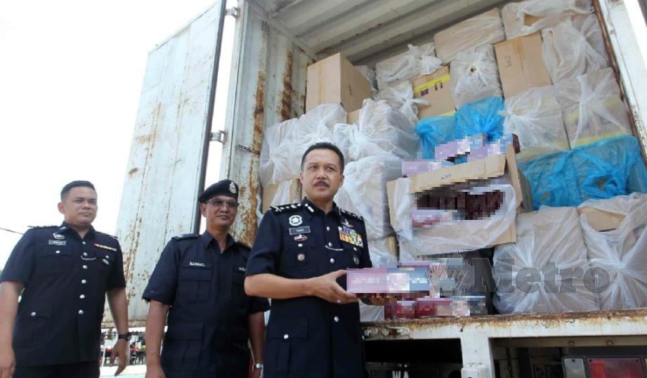 ROMPIN 24 APRIL 2019. Timbalan Ketua Polis Pahang, Datuk Mohd Yusri Hassan Basri menunjukkan ratusan kotak berisi rokok seludup yang dirampas dalam sebuah lori 3 tan ketika sidang media di Ibu Pejabat Polis Daerah (IPD) Rompin. NSTP/ MUHD ASYRAF SAWAL
