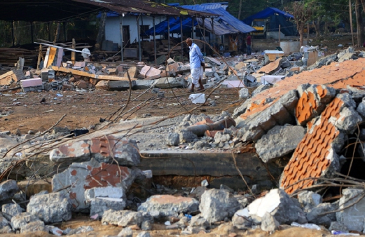 Keadaan sekitar kuil yang dipenuhi serpihan runtuhan bagunan akibat letupan bunga api yang membunuh 108 orang di Kollam, Kerala, India. - Foto AP