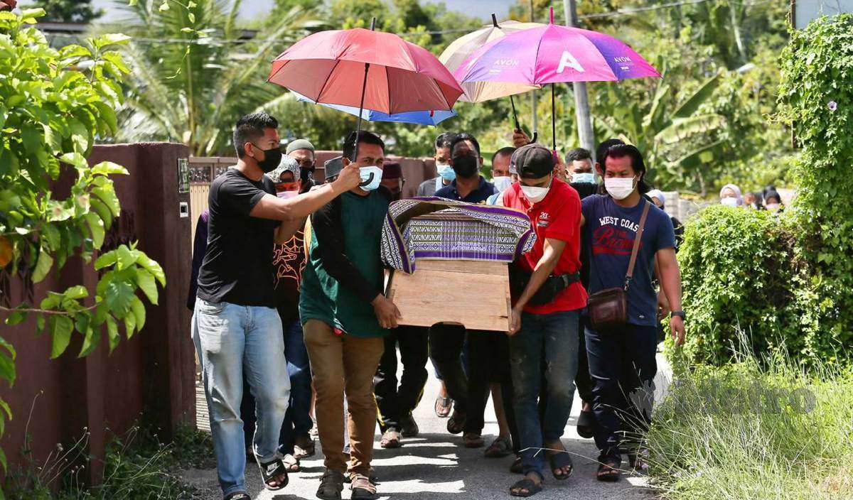 PENDUDUK kampung mengusung jenazah Jaafar yang meninggal dunia pada 5.30 pagi hari ini di Kampung Wakaf Beruas, Kuala Terengganu. FOTO Ghazali Kori.