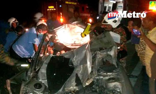 ANGGOTA bomba berusaha mengeluarkan mangsa yang parah selepas kereta dipandu merempuh kerbau di Kilometer 357.9 Lebuhraya Pantai Timur LPT2.