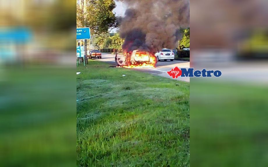 Keadaan Perodua Alza yang hangus terbakar selepas terlanggar kerbau. FOTO ihsan pembaca 