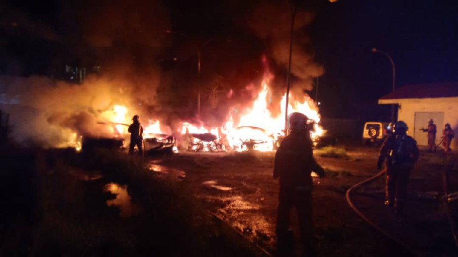 ENAM kenderaan dipercayai kereta mewah terbakar hampir keseluruhan dalam kejadian di stor penyimpanan kereta di Skudai Kiri, Johor Bahru. FOTO IHSAN BOMBA JOHOR
