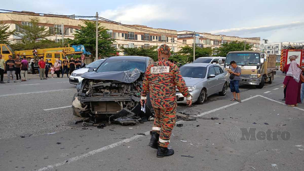 LIMA kenderaan dan sebuah kren terbabit dalam kemalangan di KM 3, Jalan Jerantut-Temerloh, hari ini. FOTO Amir Hamzah