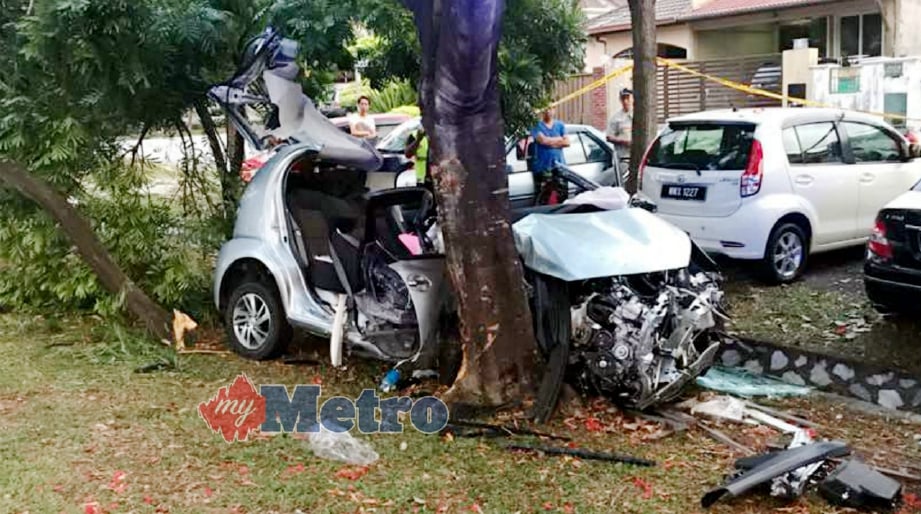 KEADAAN kereta yang terbabas dan merempuh pokok menyebabkan pemandu dan penumpang maut di Persiaran Tujuan USJ 11, Subang Jaya, awal pagi hari ini. FOTO ihsan polis 