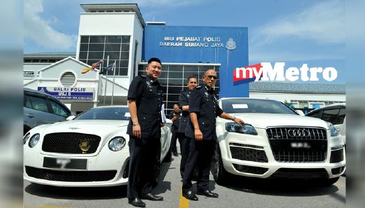 Yahaya (kanan) menunjukan dua kereta mewah yang ditemui semula ketika sidang media mengenai kes kecurian kenderaan mewah di Ibu Pejabat Polis Daerah Subang Jaya. hari ini. FOTO Bernama
