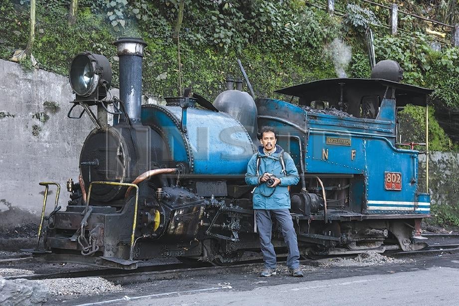 DI hadapan kereta api mainan Darjeeling. FOTO