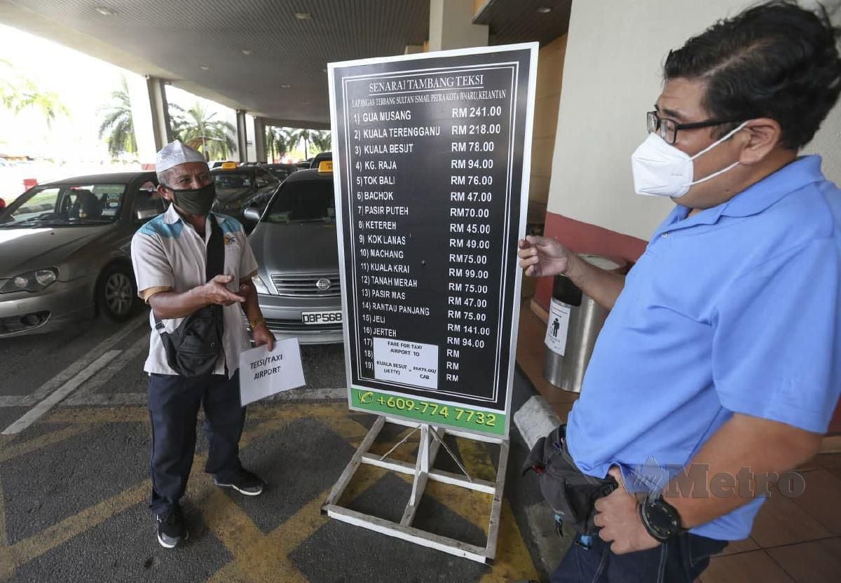 Pemandu kereta sewa menawarkan harga yang berpatutan untuk ke destinasi dalam Kelantan dan negeri yang berdekatan kepada penumpangnya ketika ditemui di Lapangan Terbang Sultan Ismail Petra di sini. FOTO NIK ABDULLAH NIK OMAR