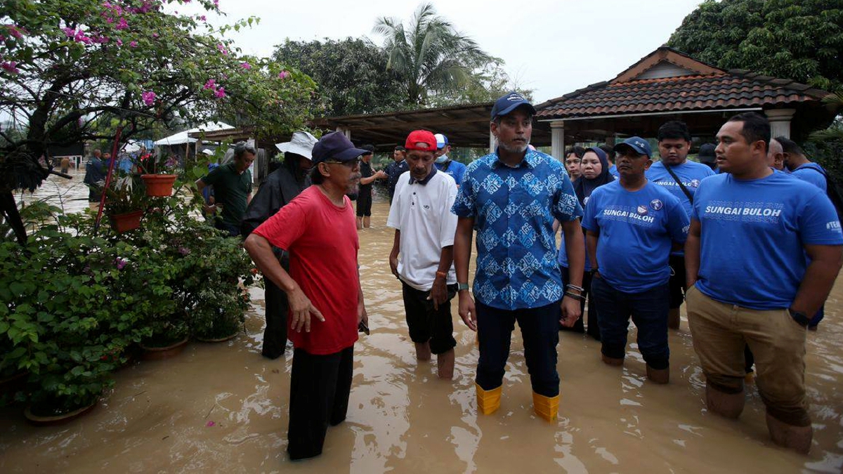 KHAIRY ketika membuat tinjauan banjir di Taman Setia Warisan, Kampung Melayu Subang, semalam. FOTO Ihsan FB Khairy