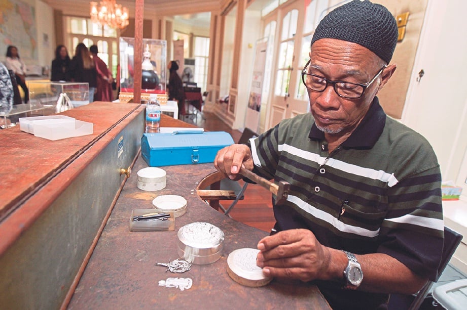 Daud Yusoff menunjukkan cara membuat mengunakan perak  pada program Yayasan Hasanah Kelantan Silver Art Exhibition di Carcosa Seri Negara, Kuala Lumpur. FOTO Syarafiq Abd Samad