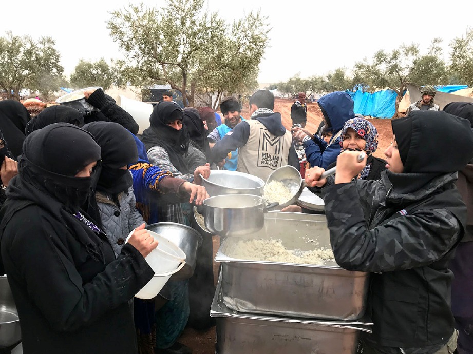 NADIA membantu mengagihkan makanan dalam misi di Syria.