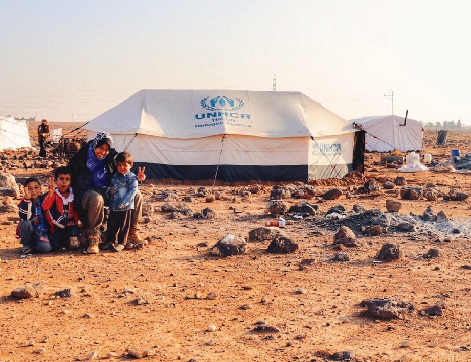 MENYANTUNI kanak-kanak dan warga emas pelarian ketika misi kemanusiaan di Syria.