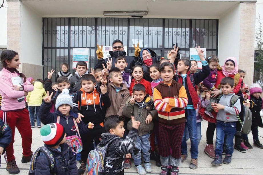 PELARIAN kanak-kanak Syria di Turki bergambar kenangan bersama Nadia dan Mohd Aiman.