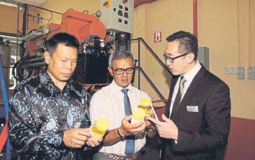MOHD Azmi (kiri) dan Mohd Fauzi melihat contoh yang dihasilkan syarikat Alfa Laval.