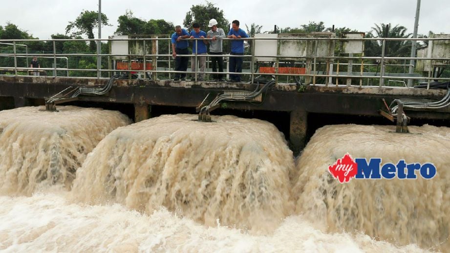 Kakitangan SAJ memantau pencemaran ammonia di Rumah Pam Air Mentah Sungai Johor, Kota Tinggi yang menjejaskan bekalan air mentah di beberapa kawasan di daerah Johor Bahru. Gambar diambil pada 13 Julai 2016. FOTO arkib NSTP