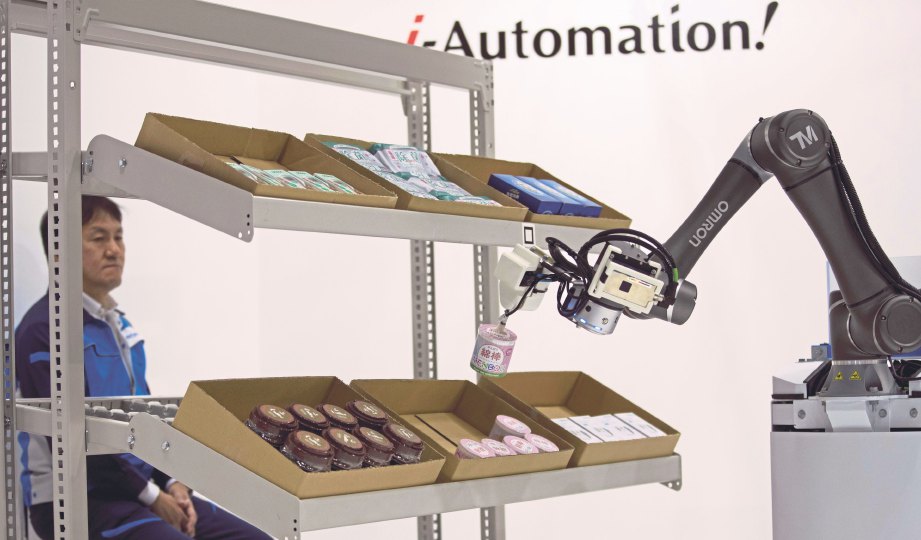 SEBUAH robot ciptaan Omron memilih barangan di atas rak. FOTO AFP