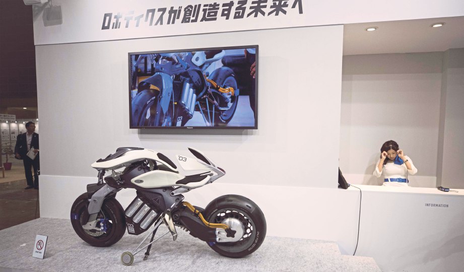 ROBOT motosikal yang boleh bergerak sendiri ciptaan Yamaha turut dipamerkan pada persidangan tahun ini. FOTO AFP