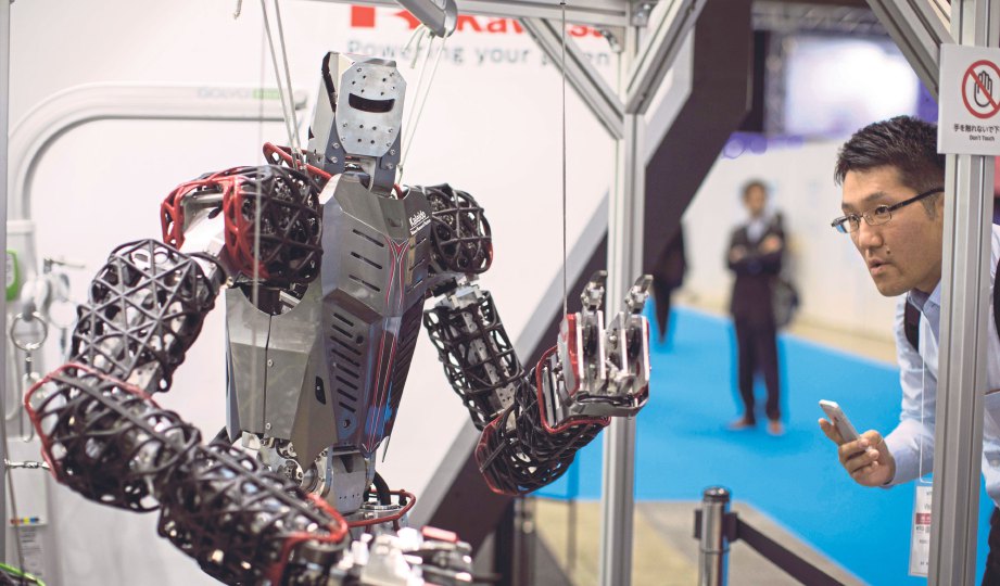 ROBOT berbentuk manusia ciptaan Kawasaki ini boleh melakukan pelbagai gerakan seperti manusia. FOTO AFP