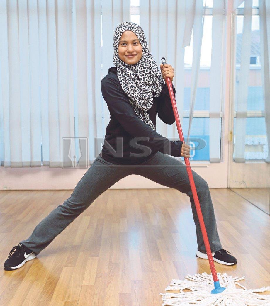 1. PEGANG batang penyapu dengan kedua-dua tangan, kemudian bengkokkan satu kaki manakala satu kaki lagi lurus  seperti dalam gambar. Gerak ke belakang kemudian ke hadapan pastikan anda menjaga pernafasan. Tukar pada kaki satu lagi. Ulang beberapa kali sambil mengemop lantai. Kebaikan senaman ini mampu menguatkan otot pinggul dan otot kaki. FOTO Rosela Ismail
