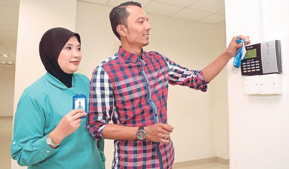 KERJA sebumbung memudahkan Muhammad Fitri dan isteri, Siti Amira berulang-alik ke tempat kerja bersama.