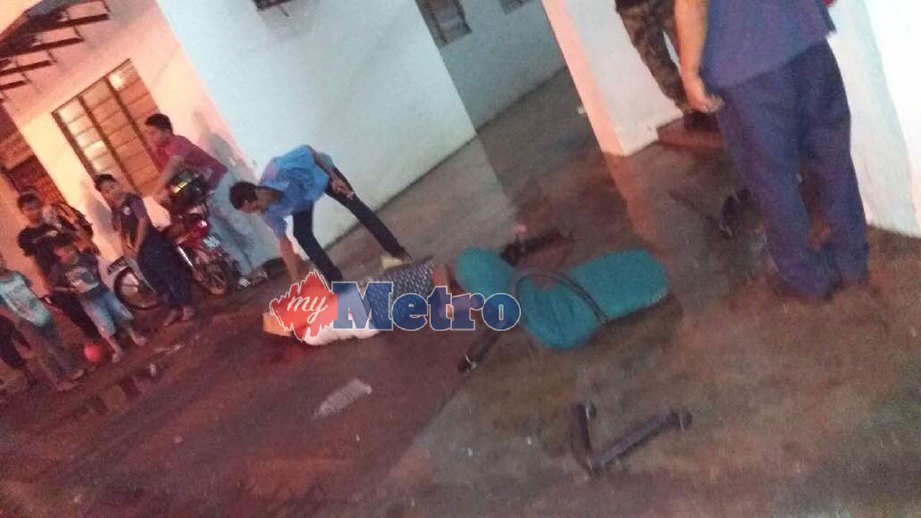 Remaja lelaki 15 tahun maut ditimpa kerusi dipercayai  dicampak dari tingkat atas pangsapuri di Blok 102 PPR Seri Pantai, Pantai Dalam. FOTO Mohd Azam Shah Yaacob