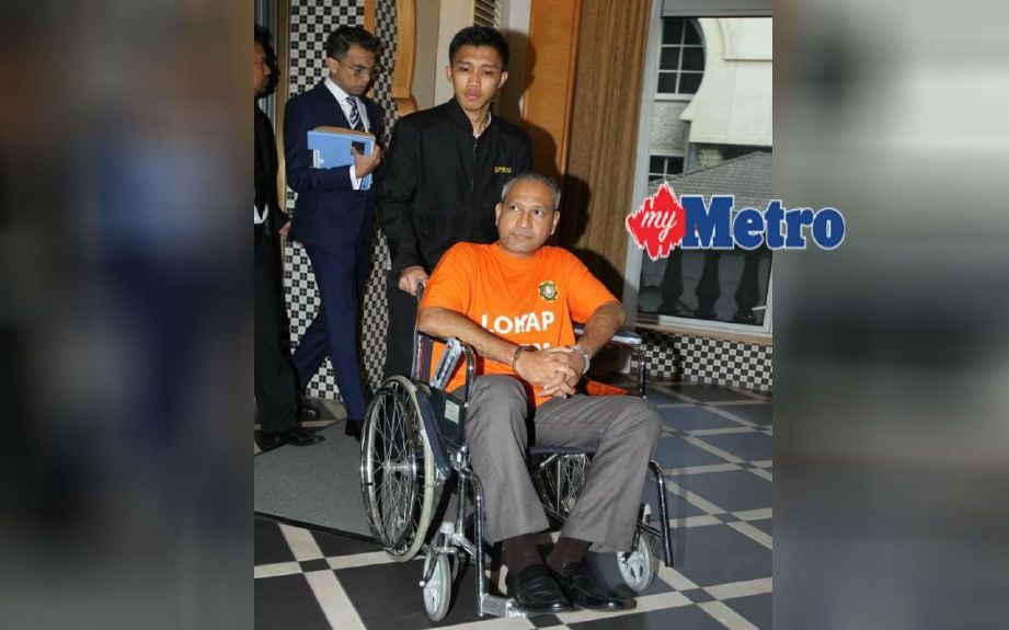 Mohd Zaid berkerusi roda dibawa oleh pegawai SPRM untuk memohon perintah tahanan reman di Mahkamah Majistret Putrajaya bagi membantu siasatan pembelian hotel oleh agensi itu di London. FOTO Ahmad Irham Mohd Noor