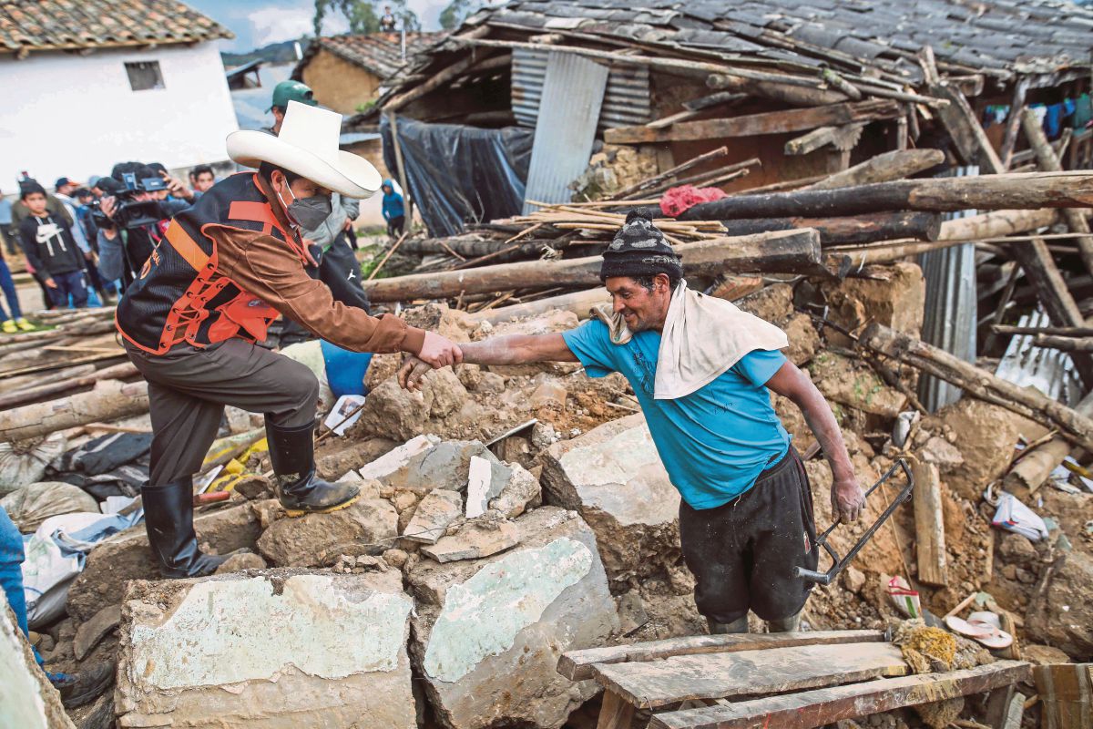 ANTARA kesan kemusnahan akibat gempa berkenaan. FOTO AFP 