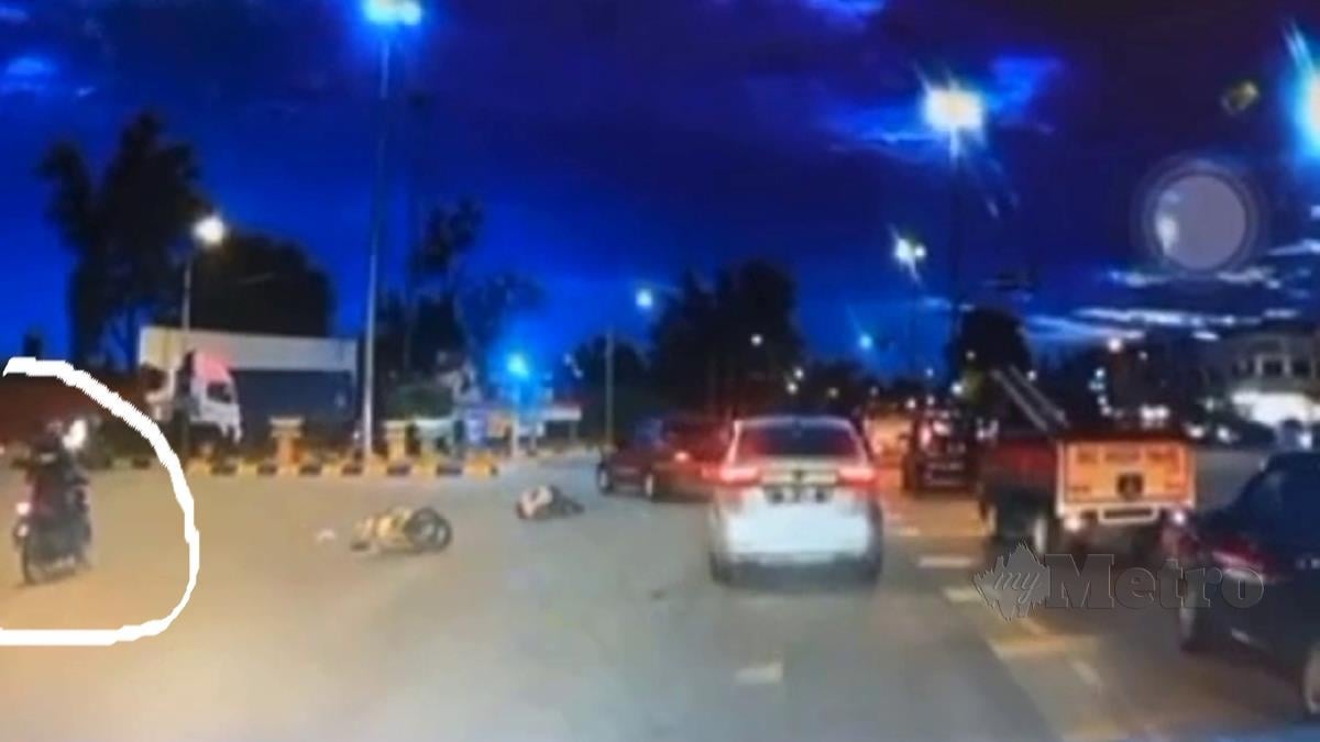 TANGKAP layar dari video tular menunjukkan suspek (dalam bulatan) melarikan diri selepas terbabit kemalangan. FOTO tular