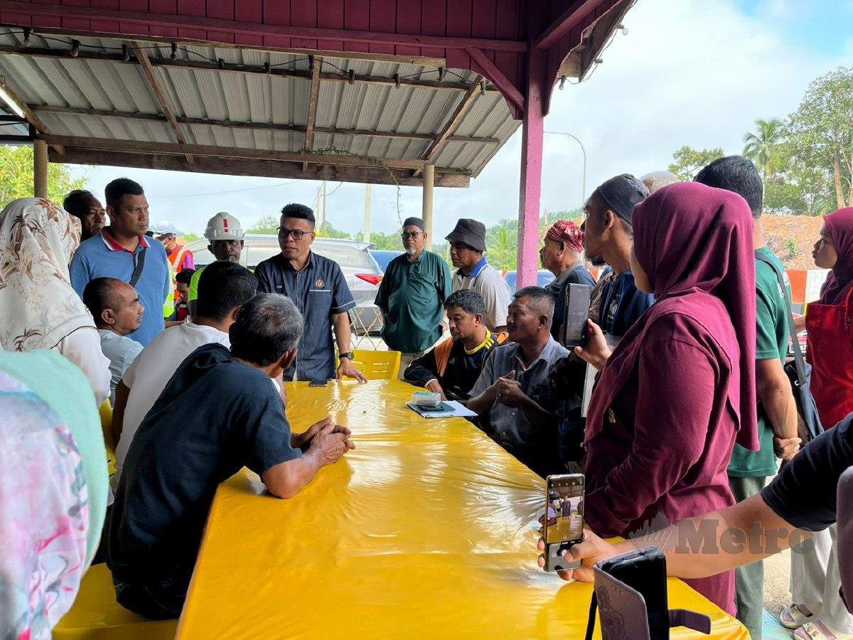 Seramai 75 penduduk RKT KESEDAR Renok Baru bertemu Ahli Perlimen Gua Musang, Mohd Azizi Abu Naim bagi mengadu nasib mereka, di sini semalam. FOTO Paya Linda Yahya