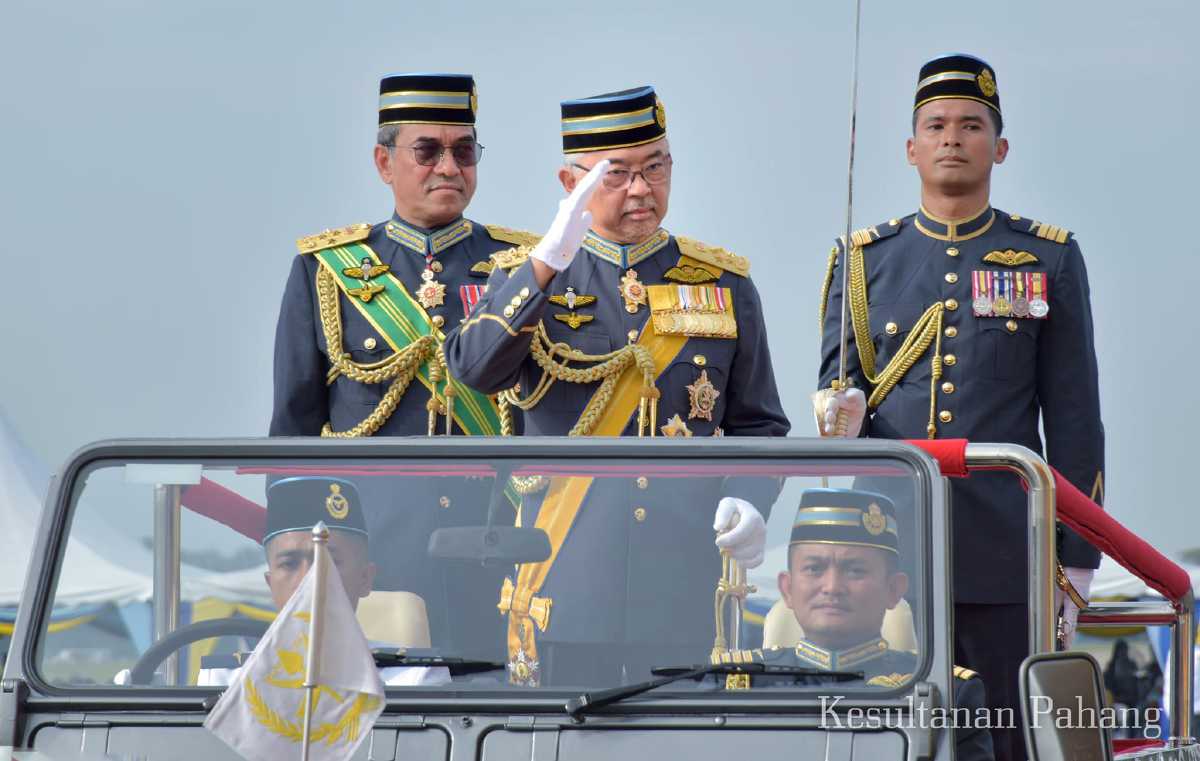 AL-SULTAN Abdullah menyempurnakan Istiadat Perbarisan Sempena Hari Ulang Tahun Tentera Udara Diraja Malaysia (TUDM) Ke-66. FOTO Facebook Kesultanan Pahang
