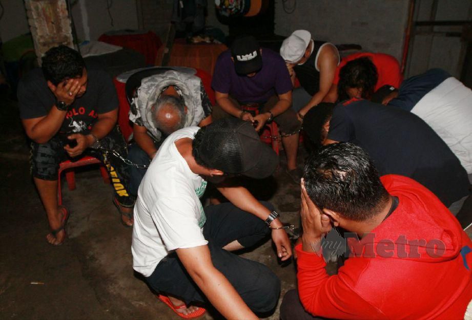 Sembilan lelaki yang ditahan dalam serbuan di Kampung Padang Balang, Kuala Lumpur kerana disyaki memproses ketum malam tadi. Foto Mustaffa Kamal