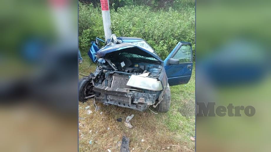 Keadaan Proton Saga dipandu Mohd Nor yang terbabit kemalangan dengan lori semalam. FOTO Ihsan Polis