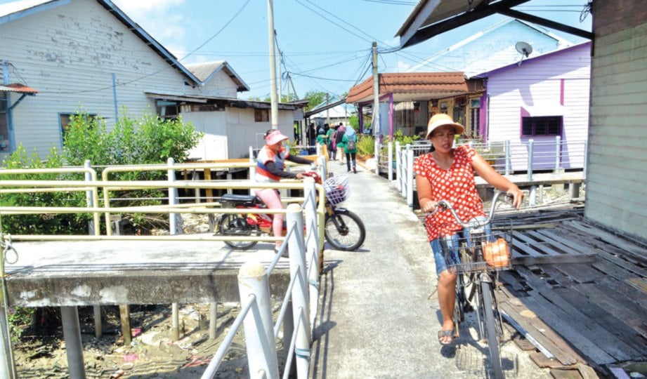SELAIN berjalan kaki, pengangkutan utama di pulau berkenaan adalah basikal dan skuter elektrik.