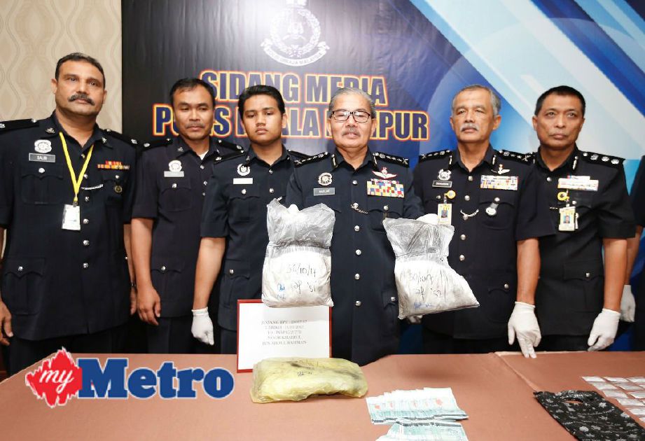 Mazlan (tengah) menunjukkan dadah yang dirampas dalam satu sidang media mengenai prestasi Jabatan Siasatan Jenayah Narkotik Kuala Lumpur bagi tempoh kajian 1 Januari hingga 31 Oktober 2017 di Pusat Media Ibu Pejabat Polis Kuala Lumpur. FOTO Supian Ahmad 