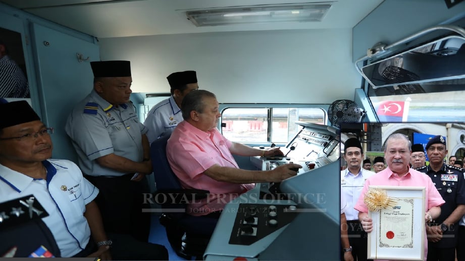 SULTAN Ibrahim memandu tren khas ke Johor Bahru. (Gambar kecil) Sultan Ibrahim menunjukkan sijil diterima. FOTO Ihsan FB Sultan Ibrahim Sultan Iskandar