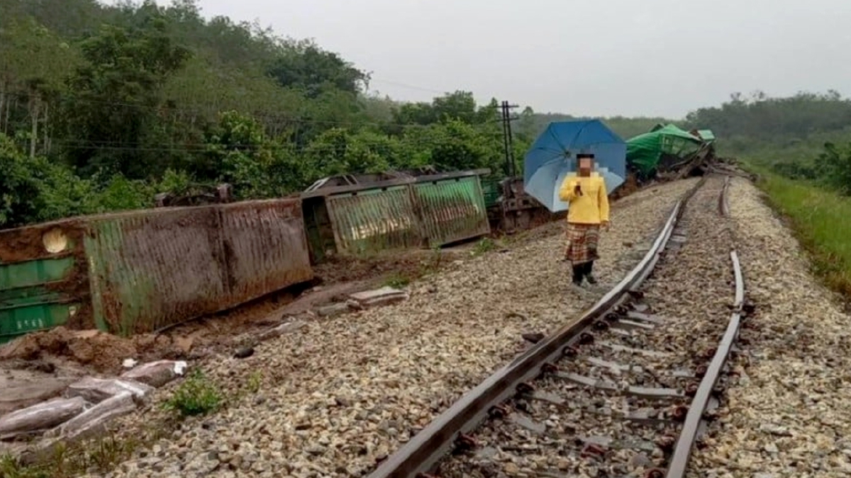 KEADAAN kereta api yang terbabit dalam insiden letupan bom di landasan kereta api di Sadao. FOTO Ihsan Pembaca.