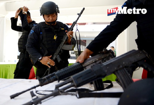 Anggota pasukan khas polis Indonesia membuat persiapan senjata berat untuk berkawal di Lapangan Terbang Ngurah Rai, Denpasar, hari ini. - Foto AFP