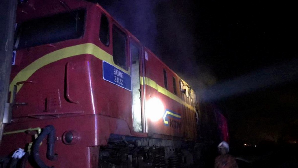 Bahagian enjin lokomotif Ekspres Rakyat Timuran Nomnor 27 yang dilaporkan terbakar di Pasir Masmalam tadi. Foto Bernama