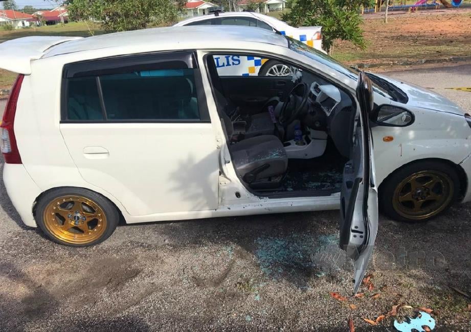KEADAAN kereta Perodua Viva milik  Rajes selepas diserang tiga orang lelaki. FOTO Ihsan Polis. 