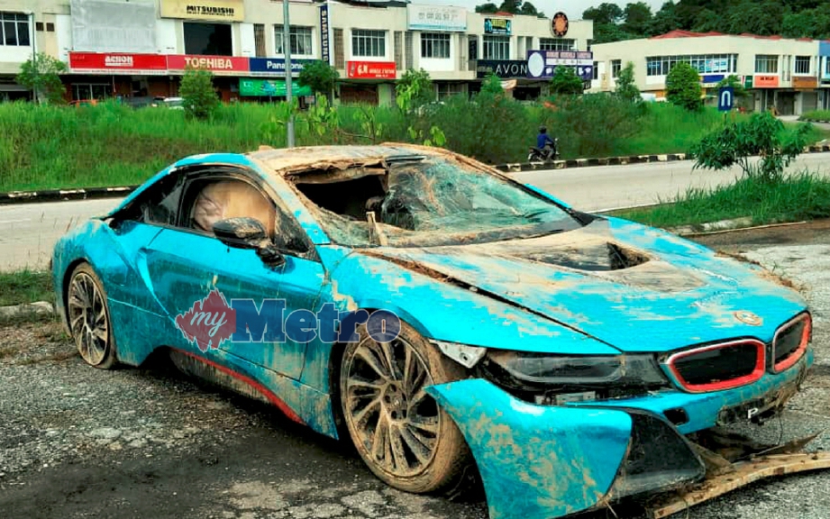 KEADAAN BMW i8 selepas kemalangan. FOTO Ramli Ibrahim 