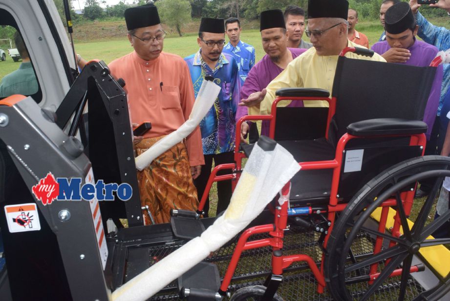 ISMAIL Sabri merasmikan van Pusat Rehabilitasi sempena majlis Mesra Rakyat dan Sambutan Hari Raya Wilayah KETENGAH di Padang Astaka Bandar Ketengah Jaya, Dungun. FOTO Shamsudin Husin