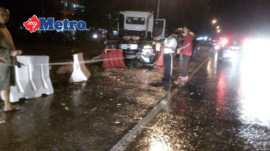Kemalangan di Batu 13, Jalan Kuching-Serian yang mengorbankan seorang lelaki malam tadi. FOTO ihsan bomba