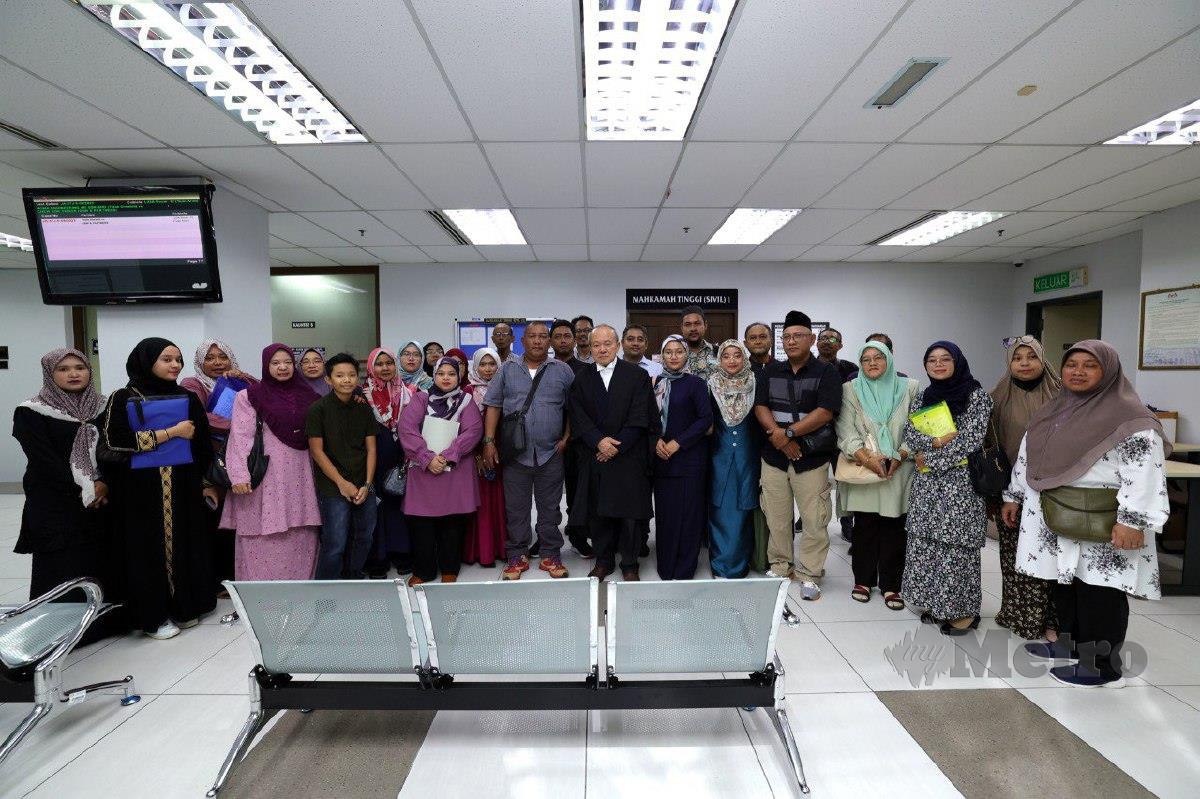 KAMARUDDIN bersama keluarga mangsa selepas prosiding perbicaraan kes saman sivil RM30 juta yang difailkan Jawatankuasa Bertindak Mangsa dan Keluarga Gas Toksik Sungai Kim Kim terhadap 12 defenden termasuk kerajaan Johor.  FOTO Nur Aisyah Mazalan